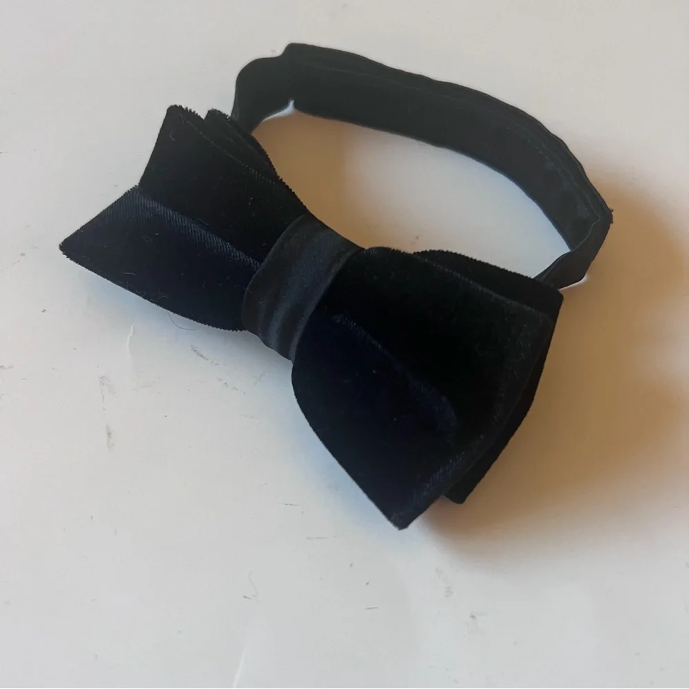 NORDSTROM FAMILY MOMENTS BOYS VELVET PRE-TIED BOW TIE BLACK OS ADJUSTABLE NEW